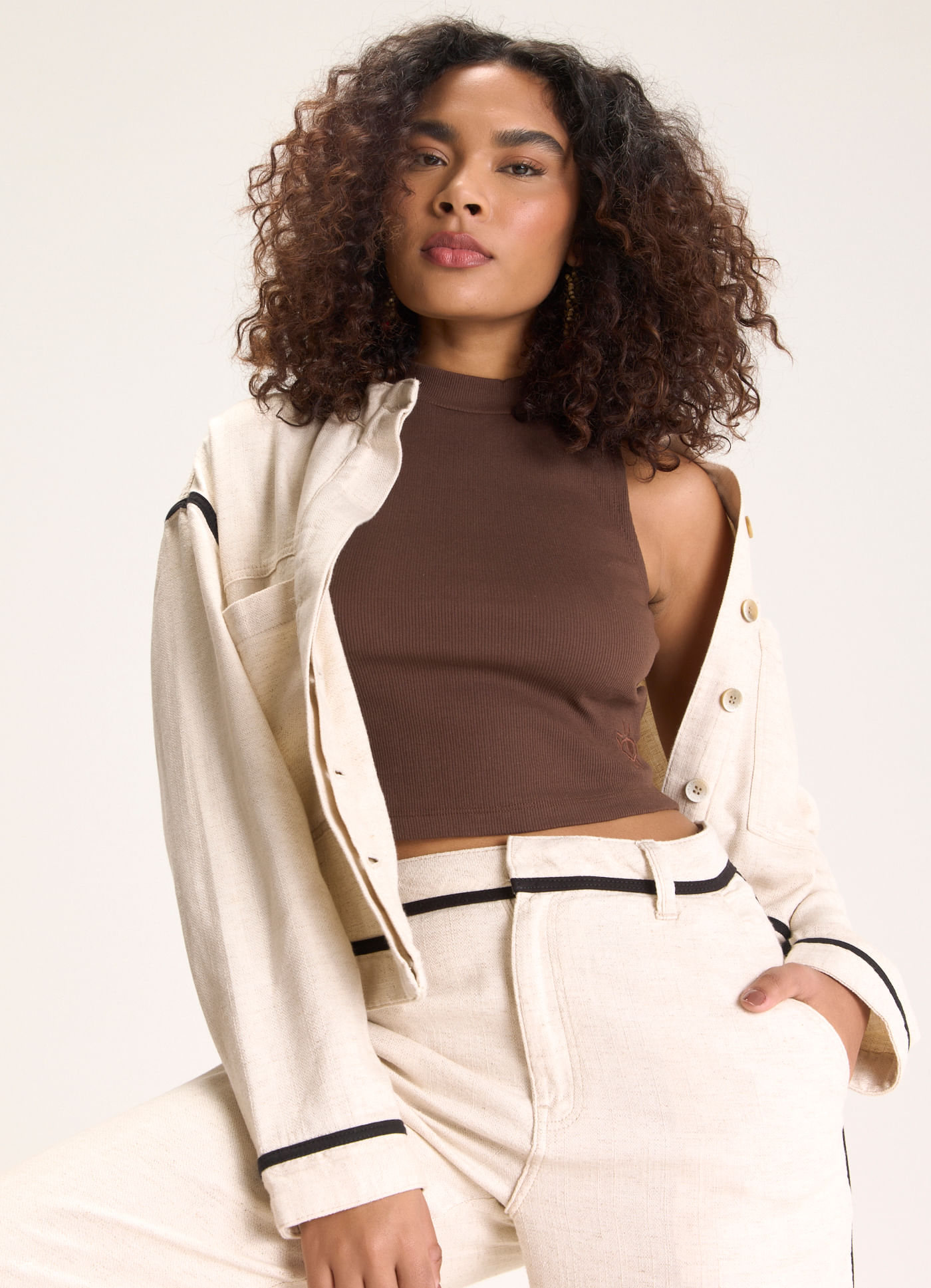 Regata cropped golinha ribana com elastano marrom