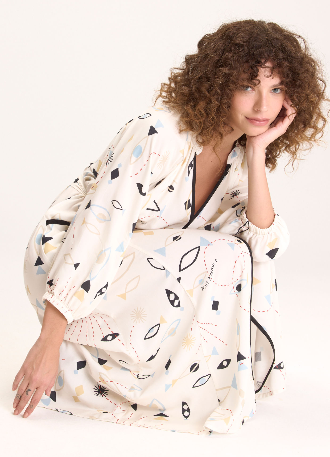 Vestido decote v estampado olho de peixe