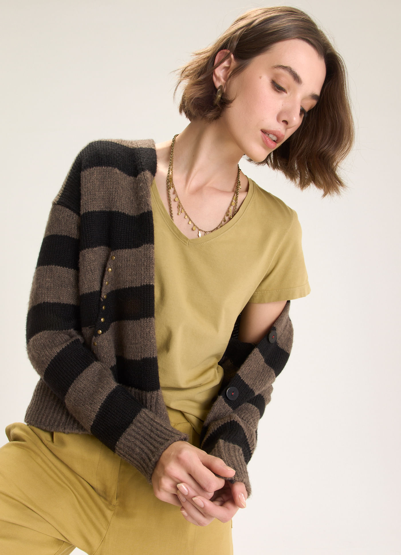 Blusa básica algodão gola v caqui