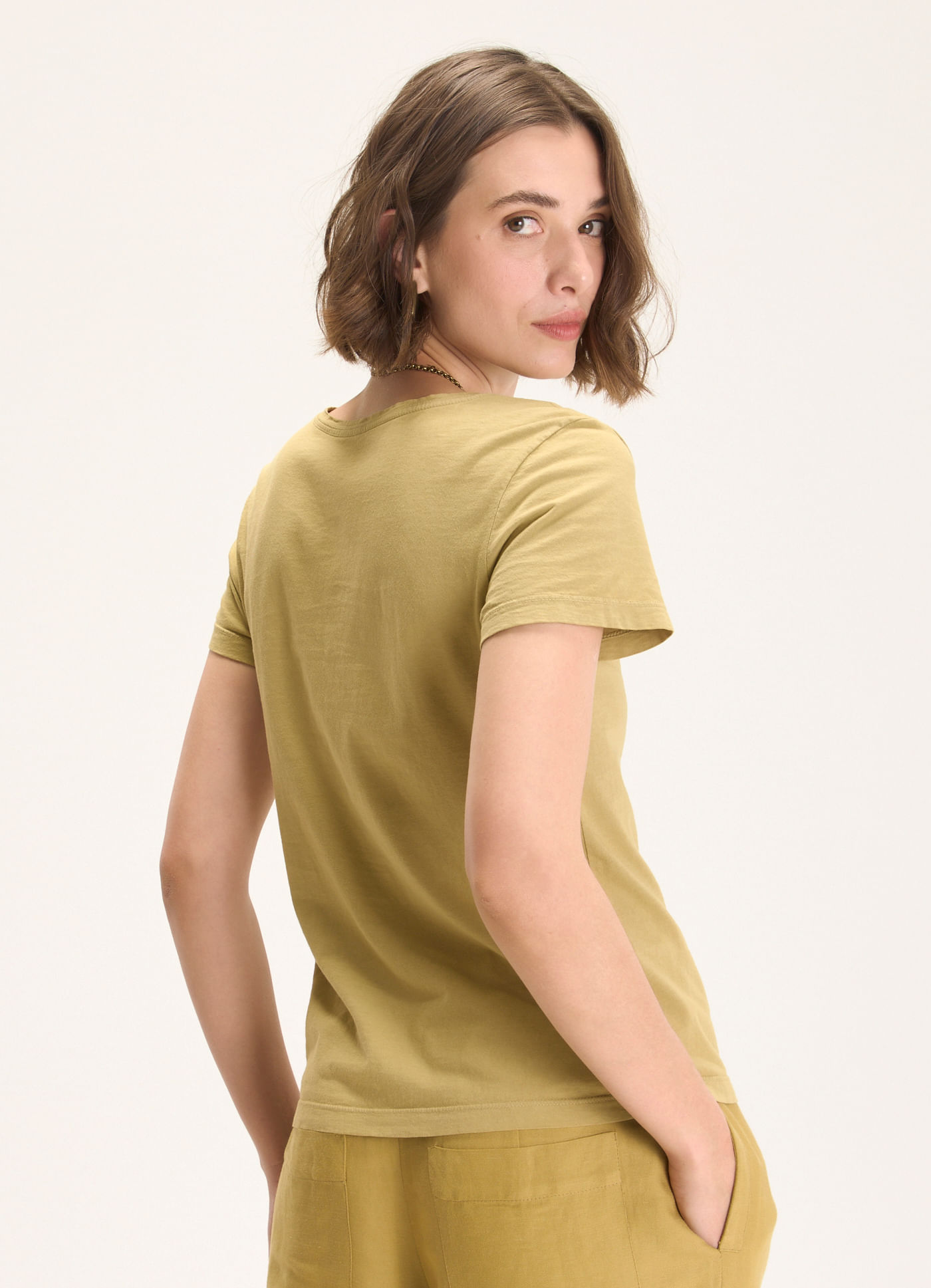 Blusa básica algodão gola v caqui