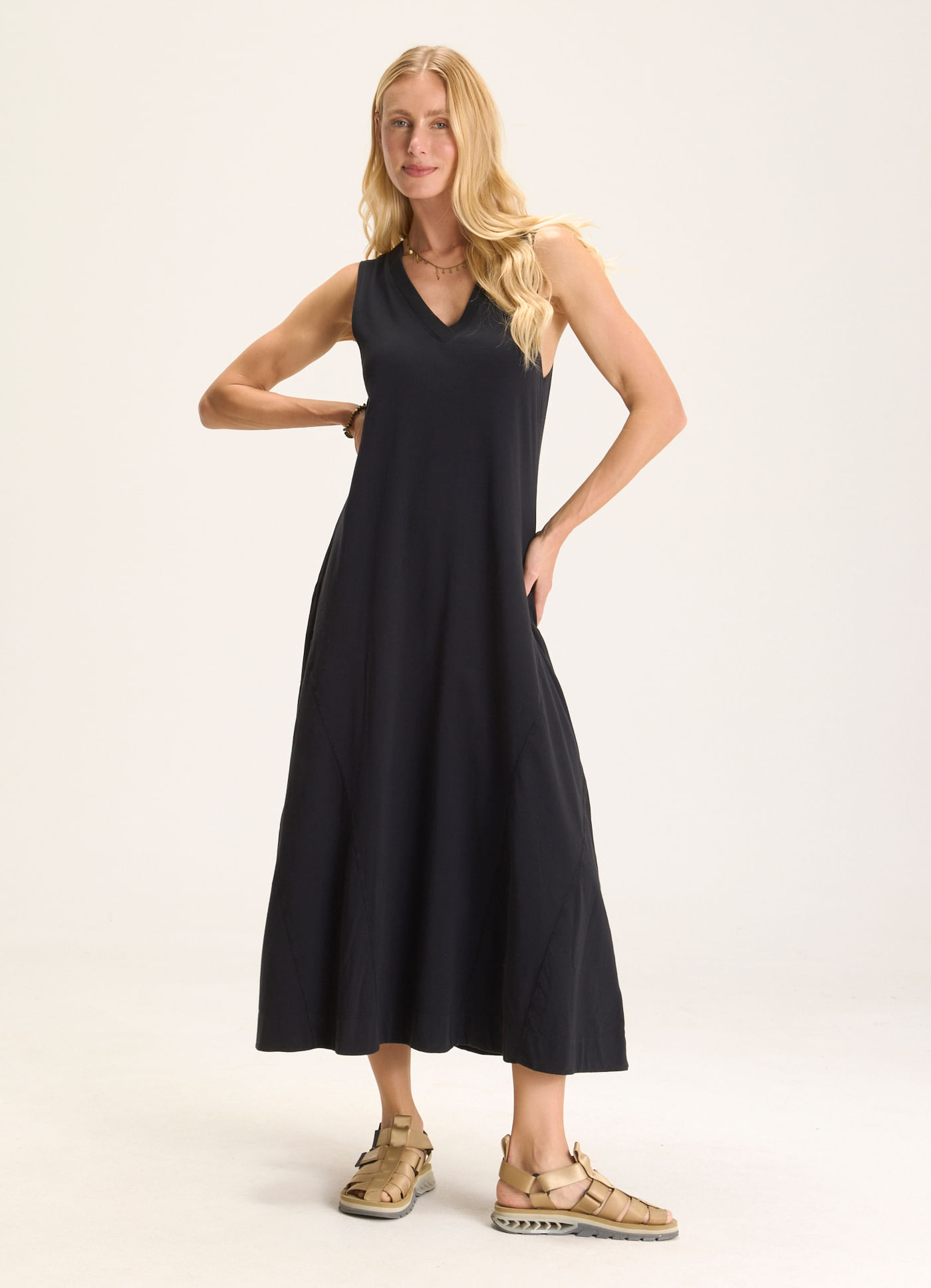 Vestido recortes gola v preto