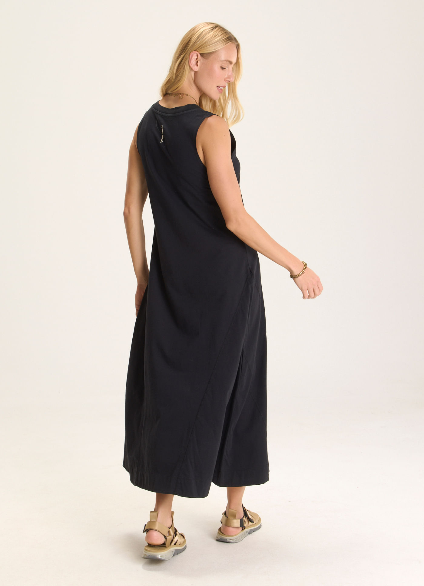 Vestido recortes gola v preto