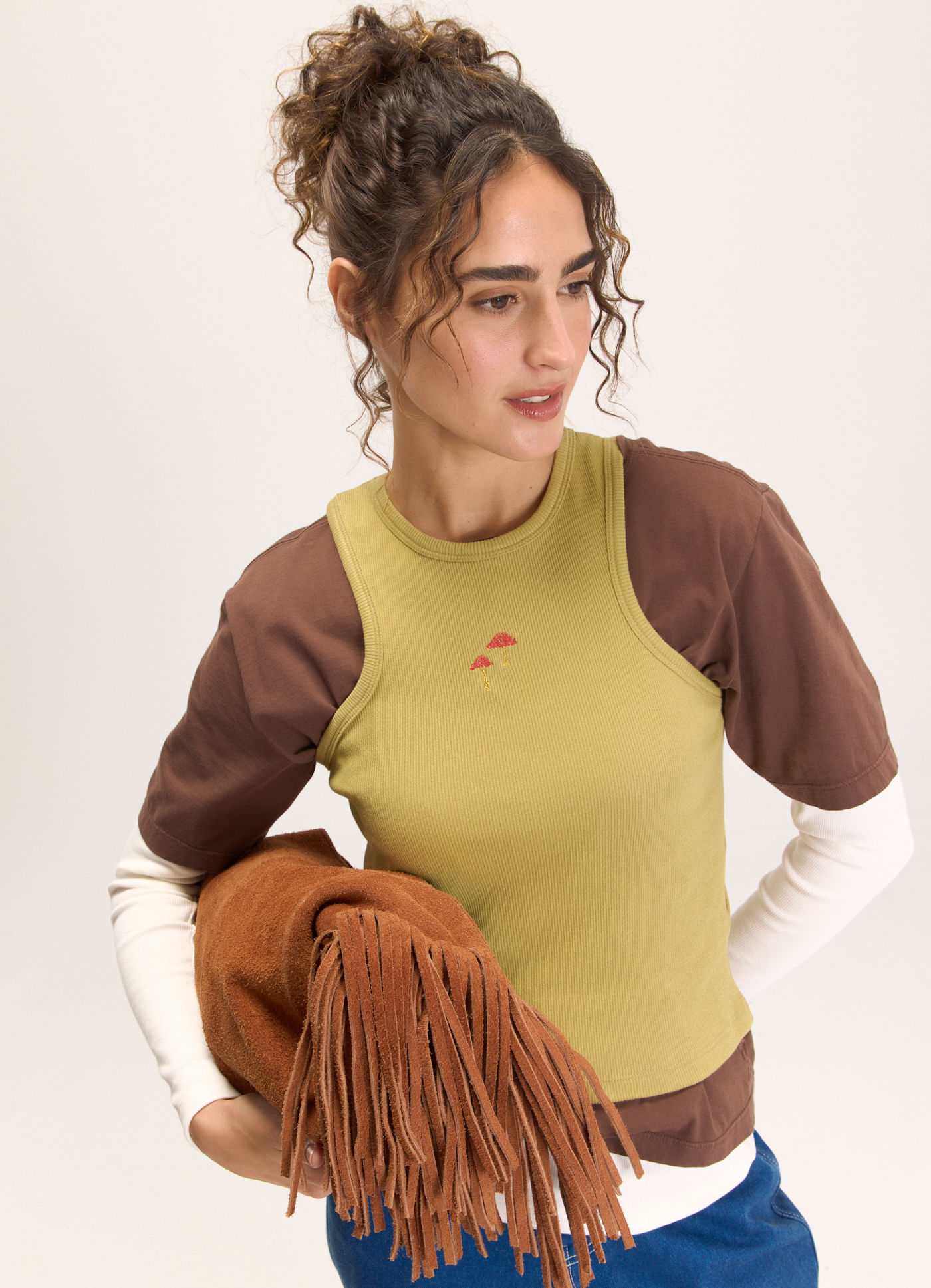 Regata cropped ribana nadador bordado cogumelo caqui