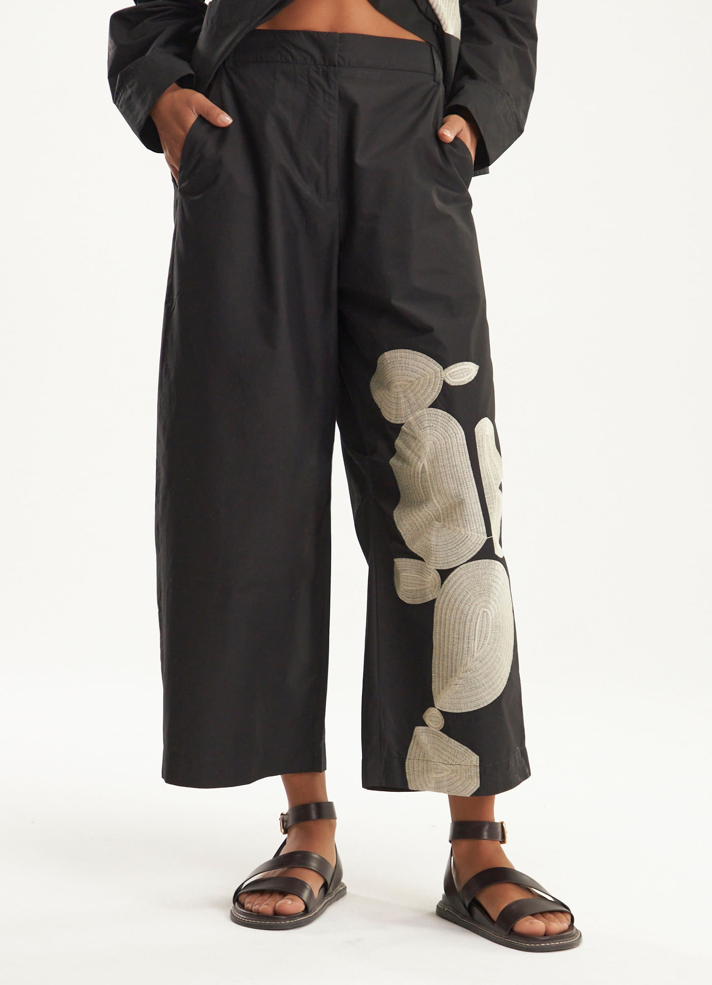 Calça algodão barrel bordado equilíbrio