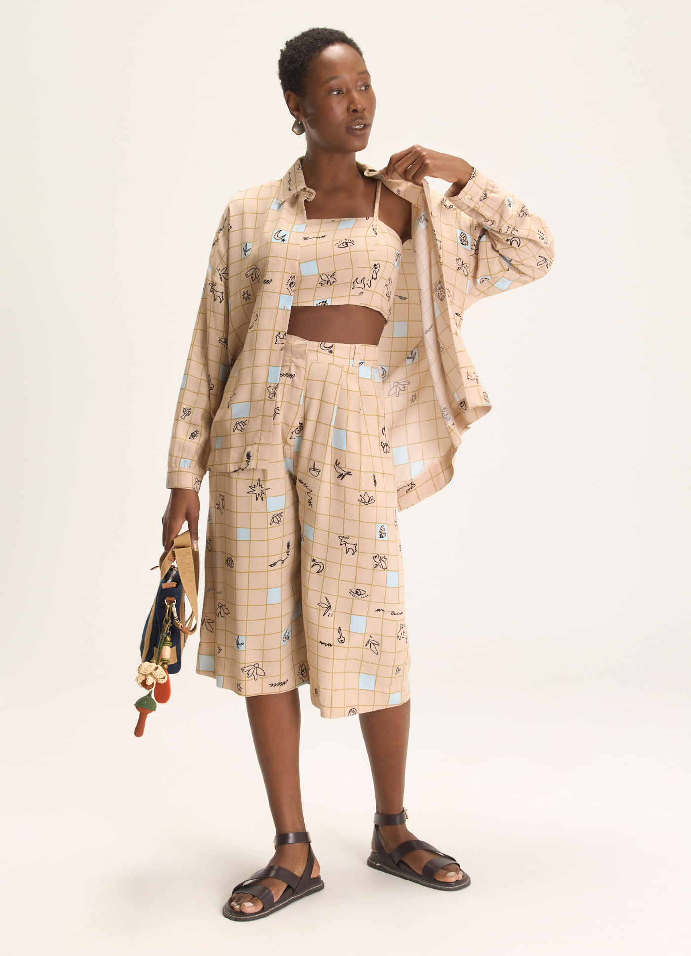 Calça corsário estampada riscada