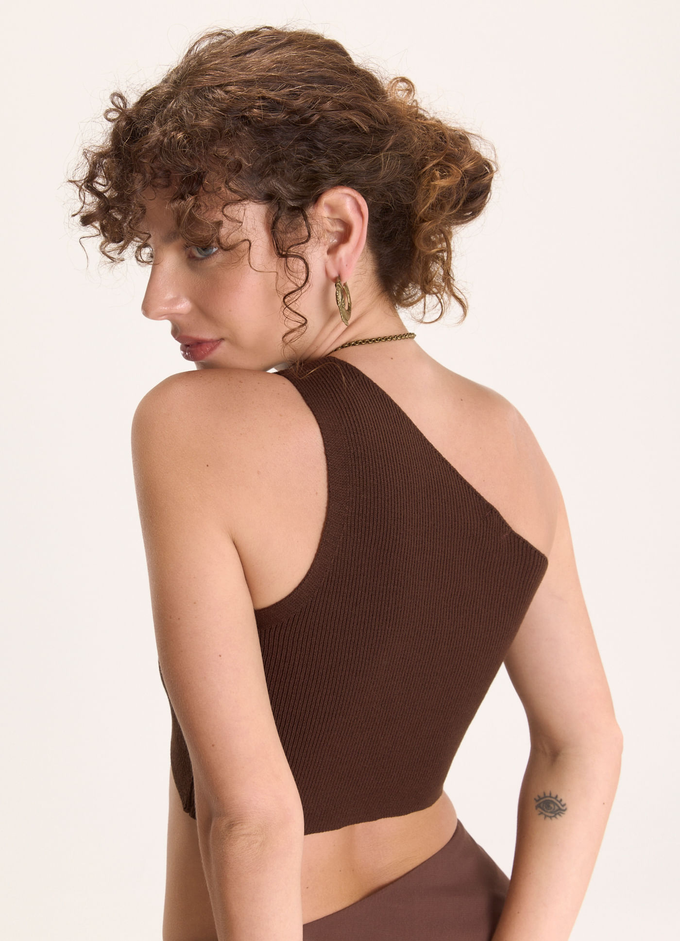 Top ombro único tricô canelado marrom