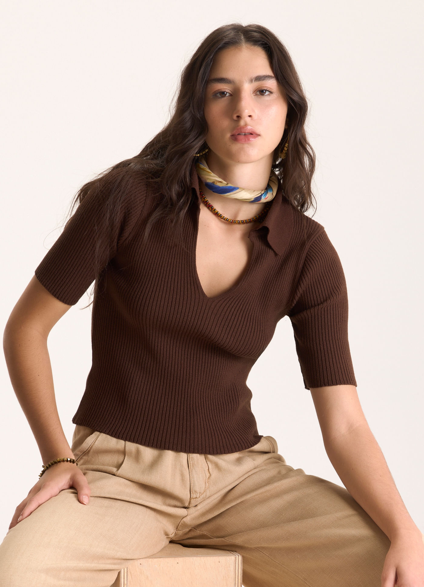 Blusa gola polo tricô decote v marrom