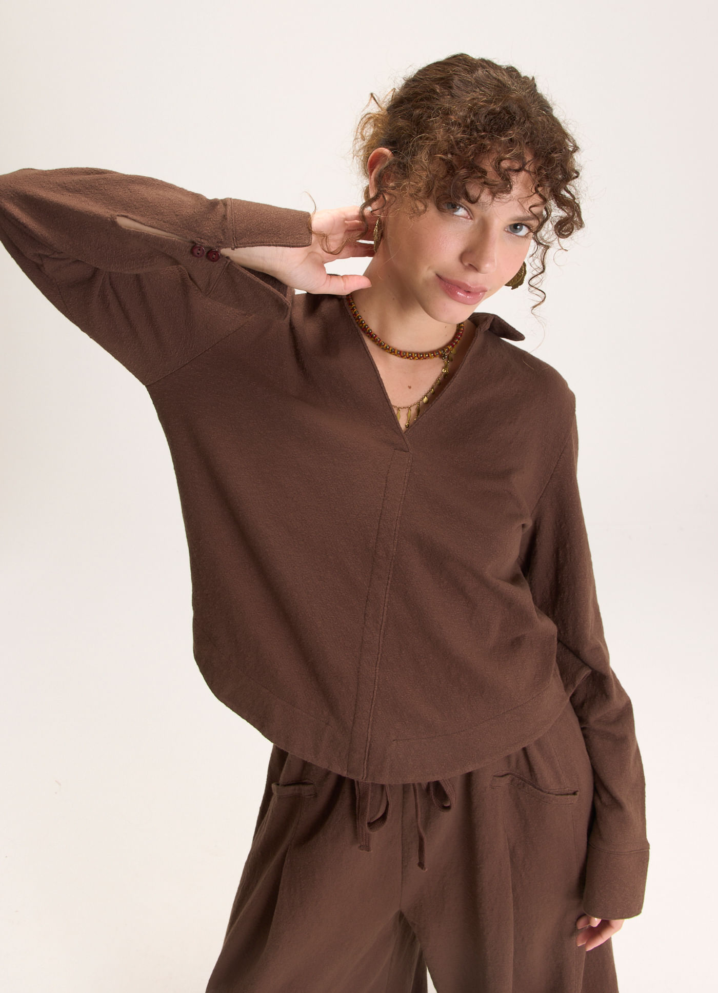 Blusa decote v malha crepe flamê marrom