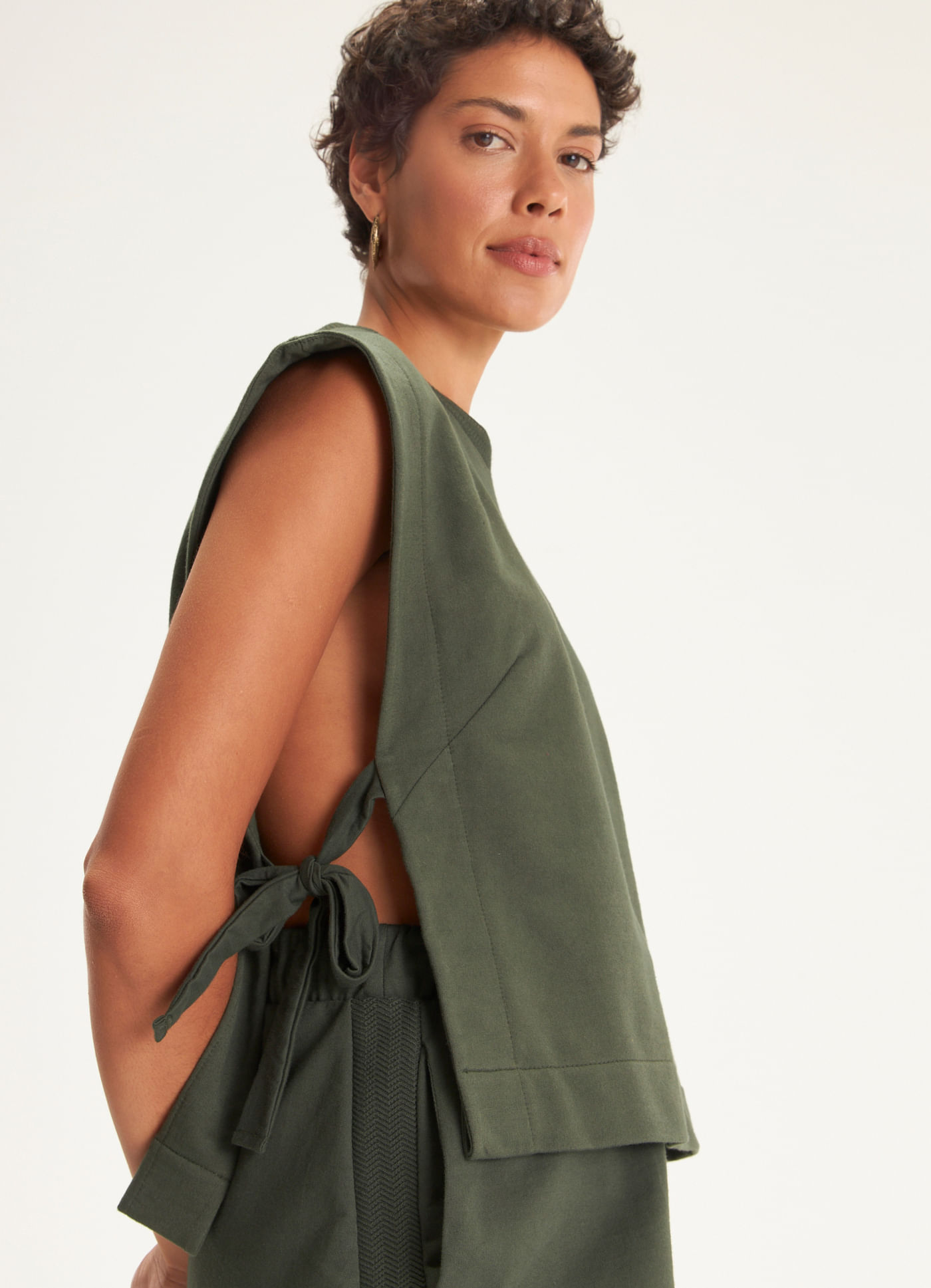 Colete moletinho amarração retilínea verde escuro