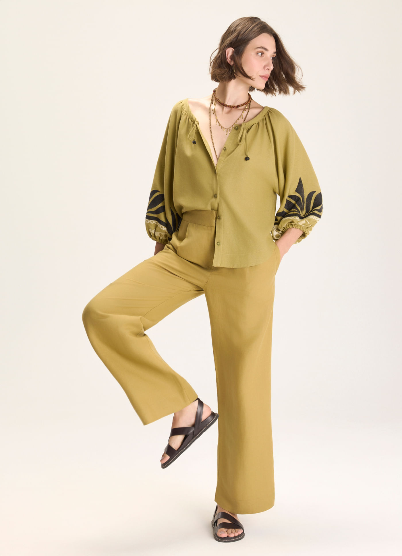 Calça alfaiataria linho cambraia caqui