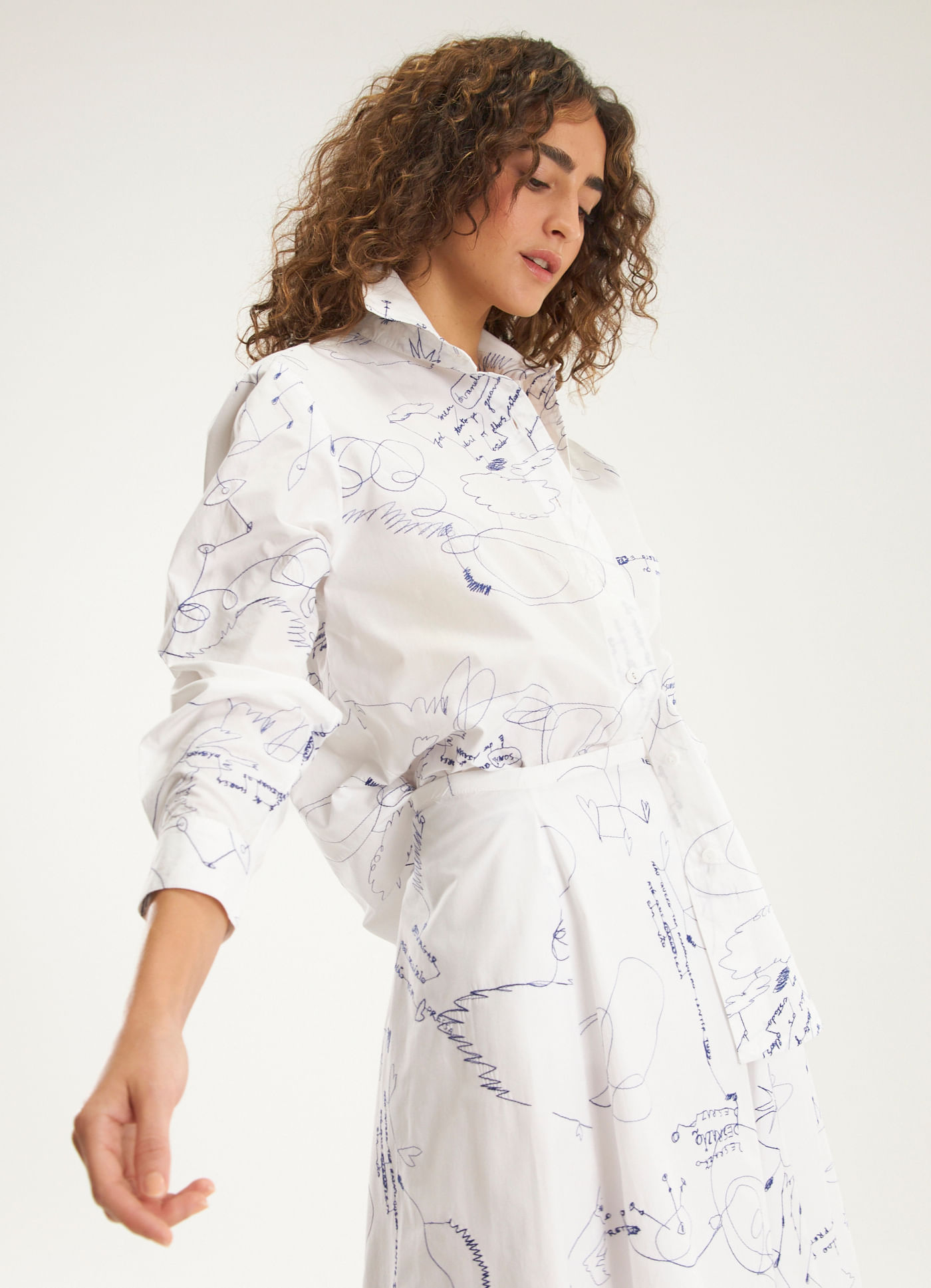 Camisa maxi algodão bordado rabiscos