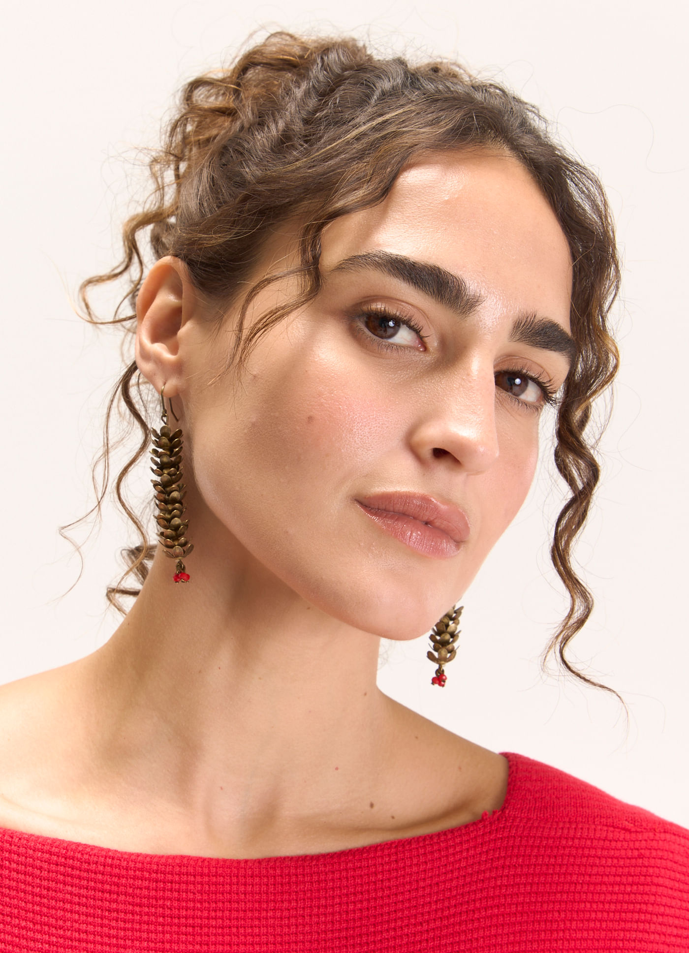 Brinco metal escamas