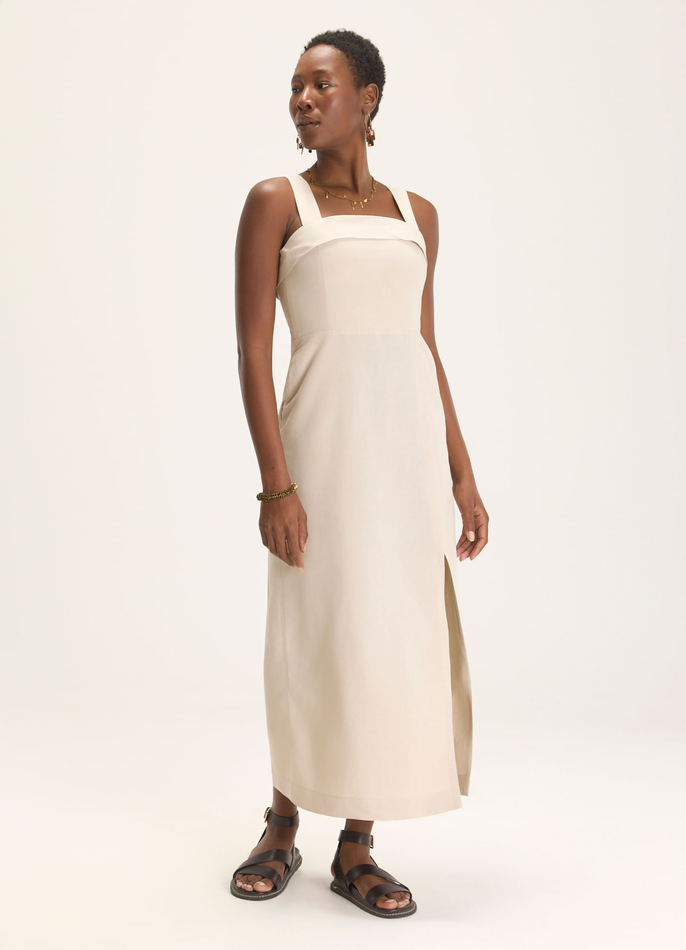 Vestido linho alfaiataria olhar areia