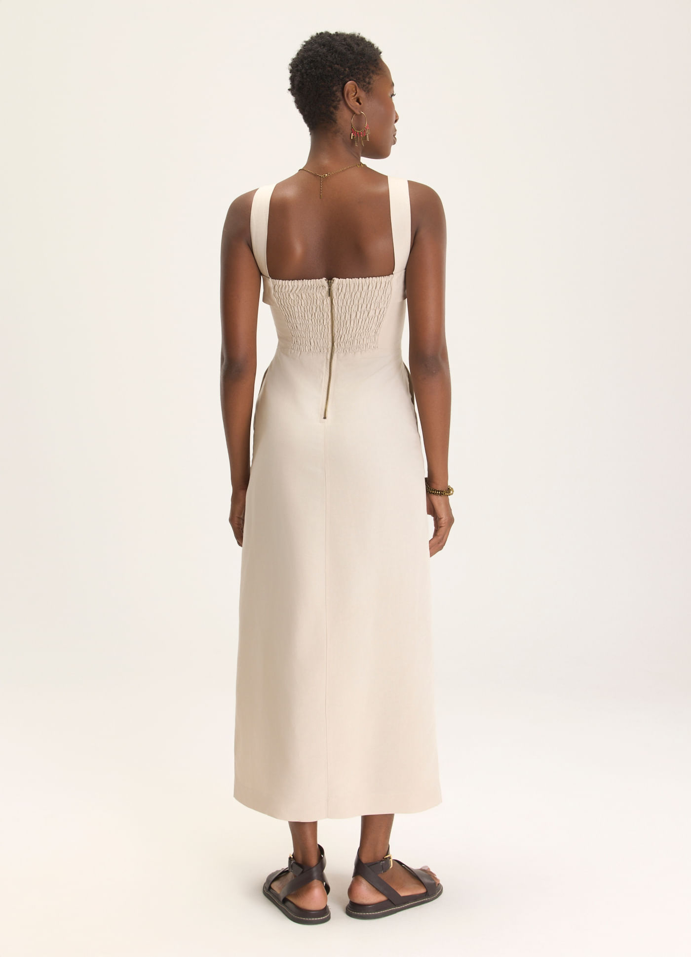 Vestido linho alfaiataria olhar areia