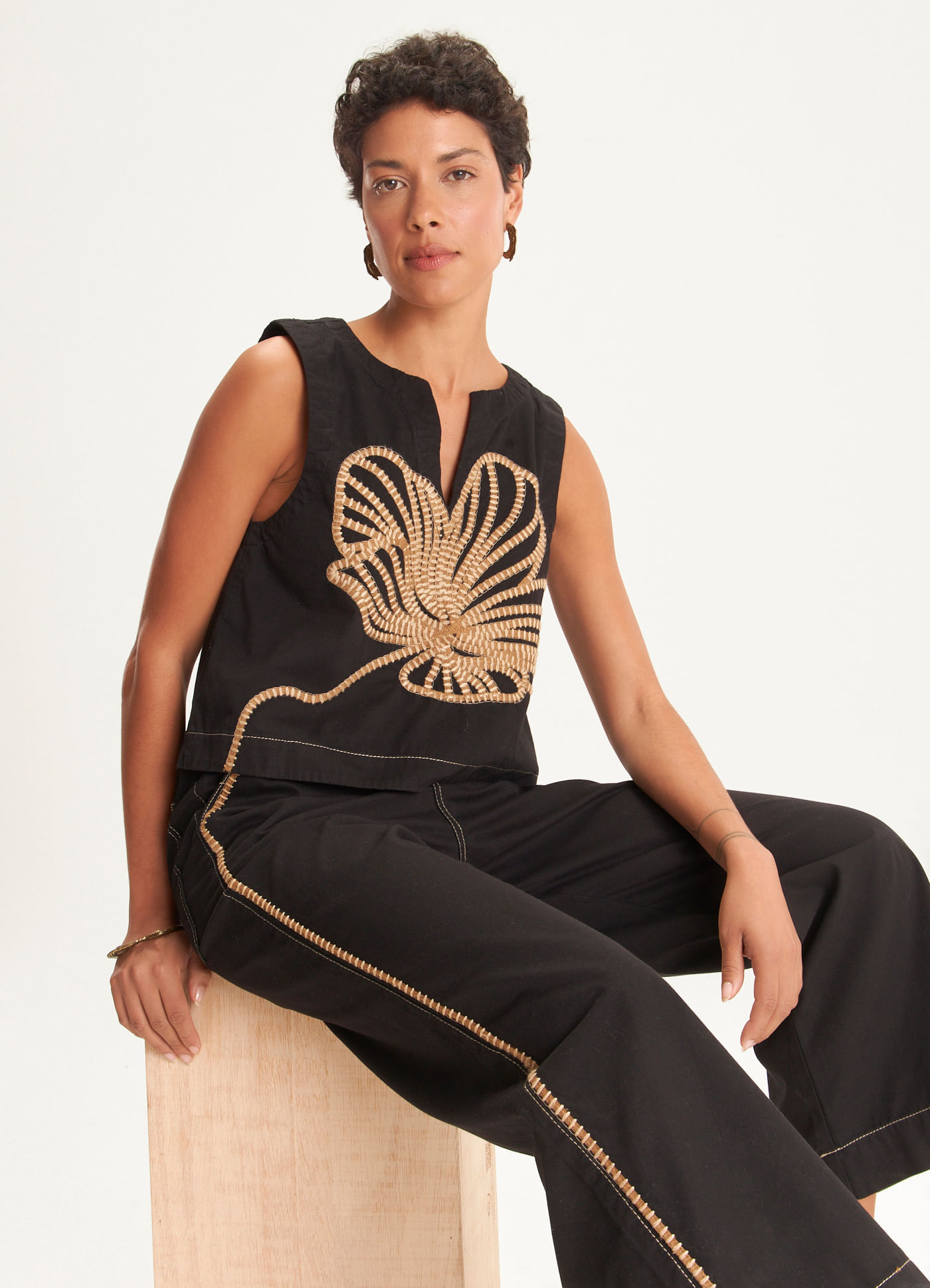 Blusa sarja bordado botânica ancestral preto