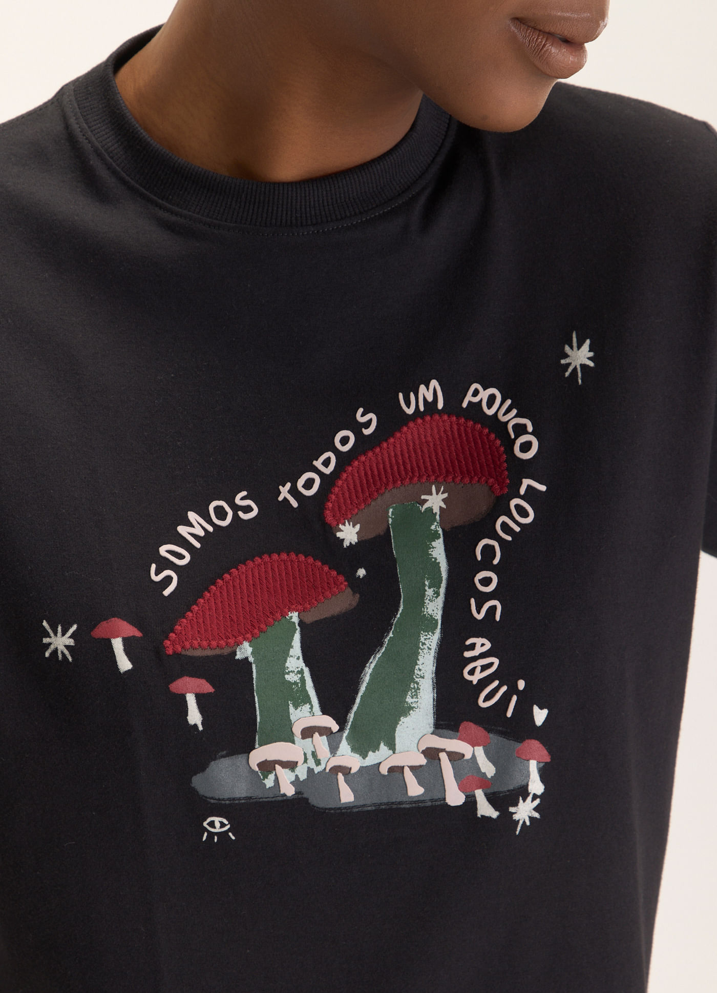 T-shirt box bordada cogumelo preto