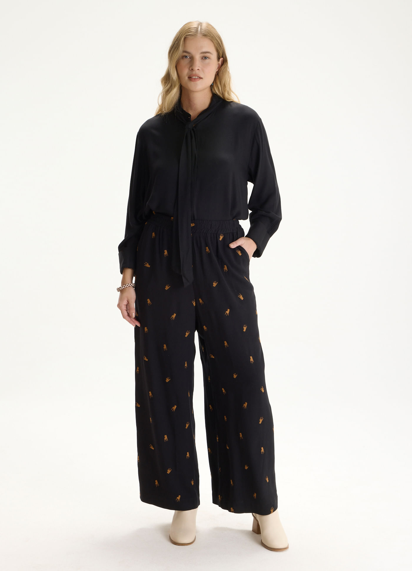 Calca viscose bordado cadeirinhas