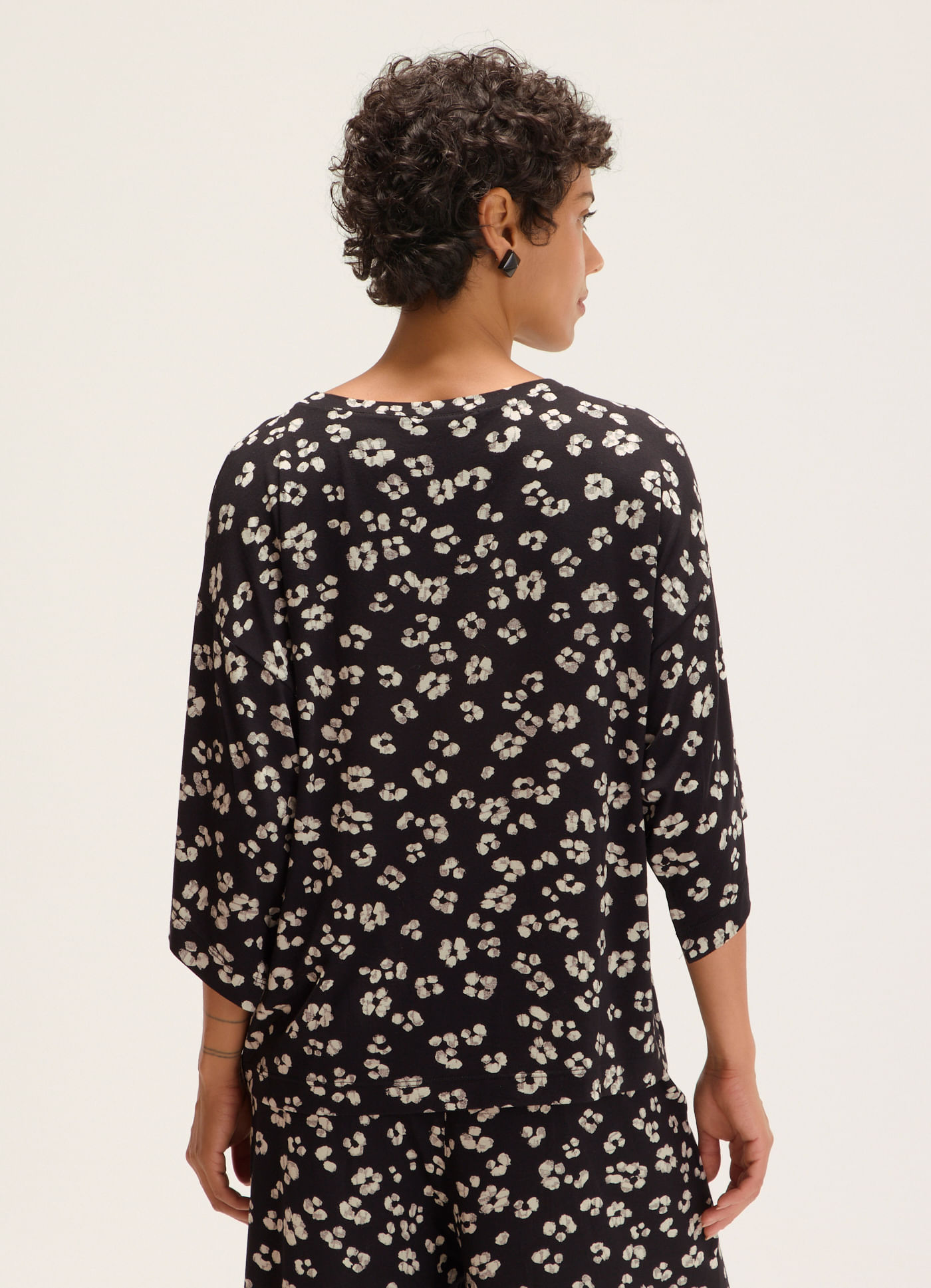 Blusa manga assimetrica corrosao onca