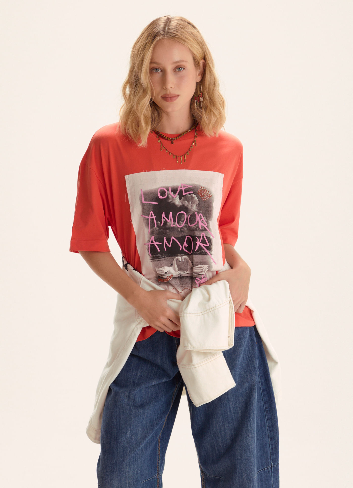 T-shirt maxi bordada amour vermelho