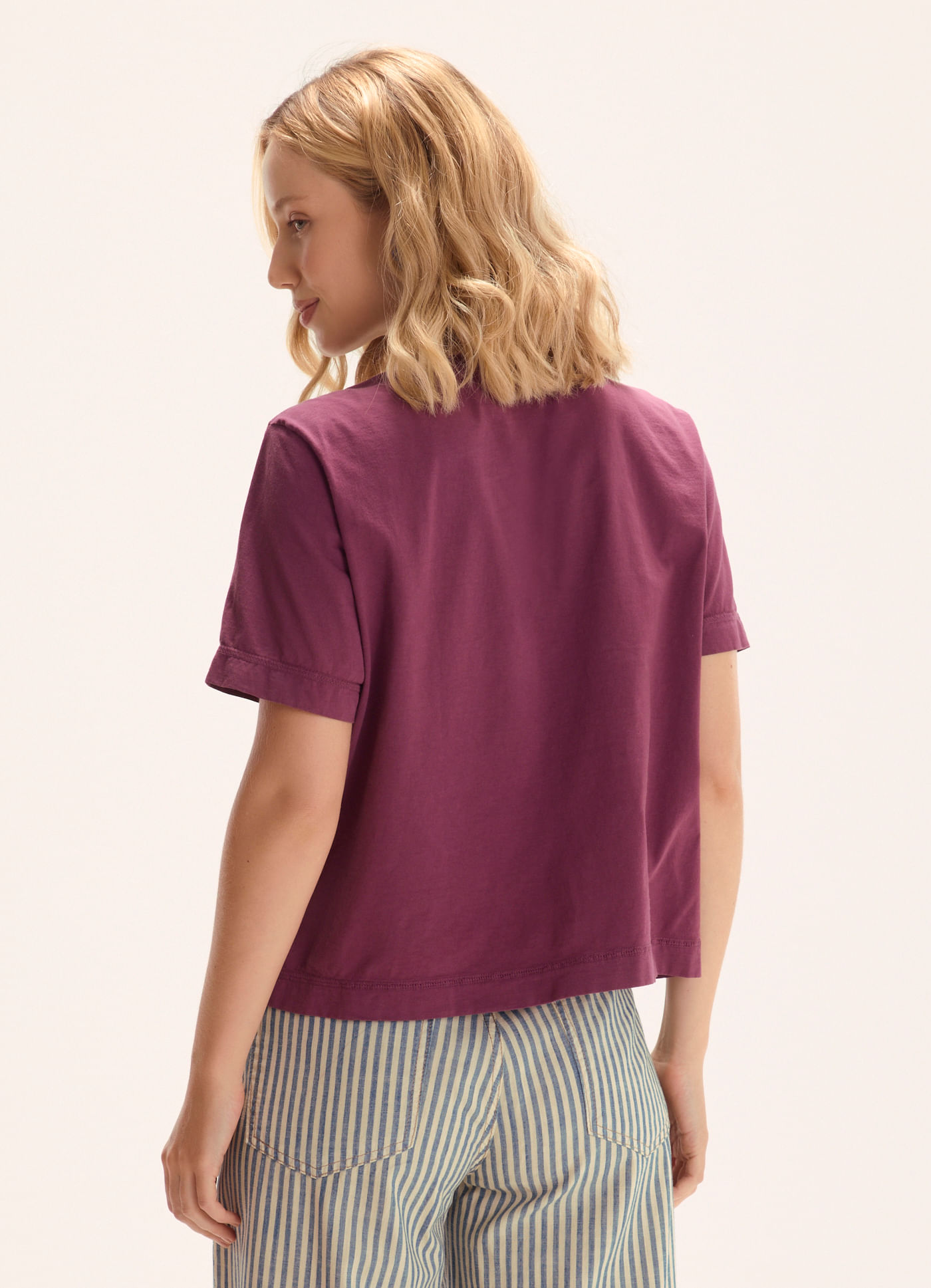 T-shirt box bordada cachorro patins roxo