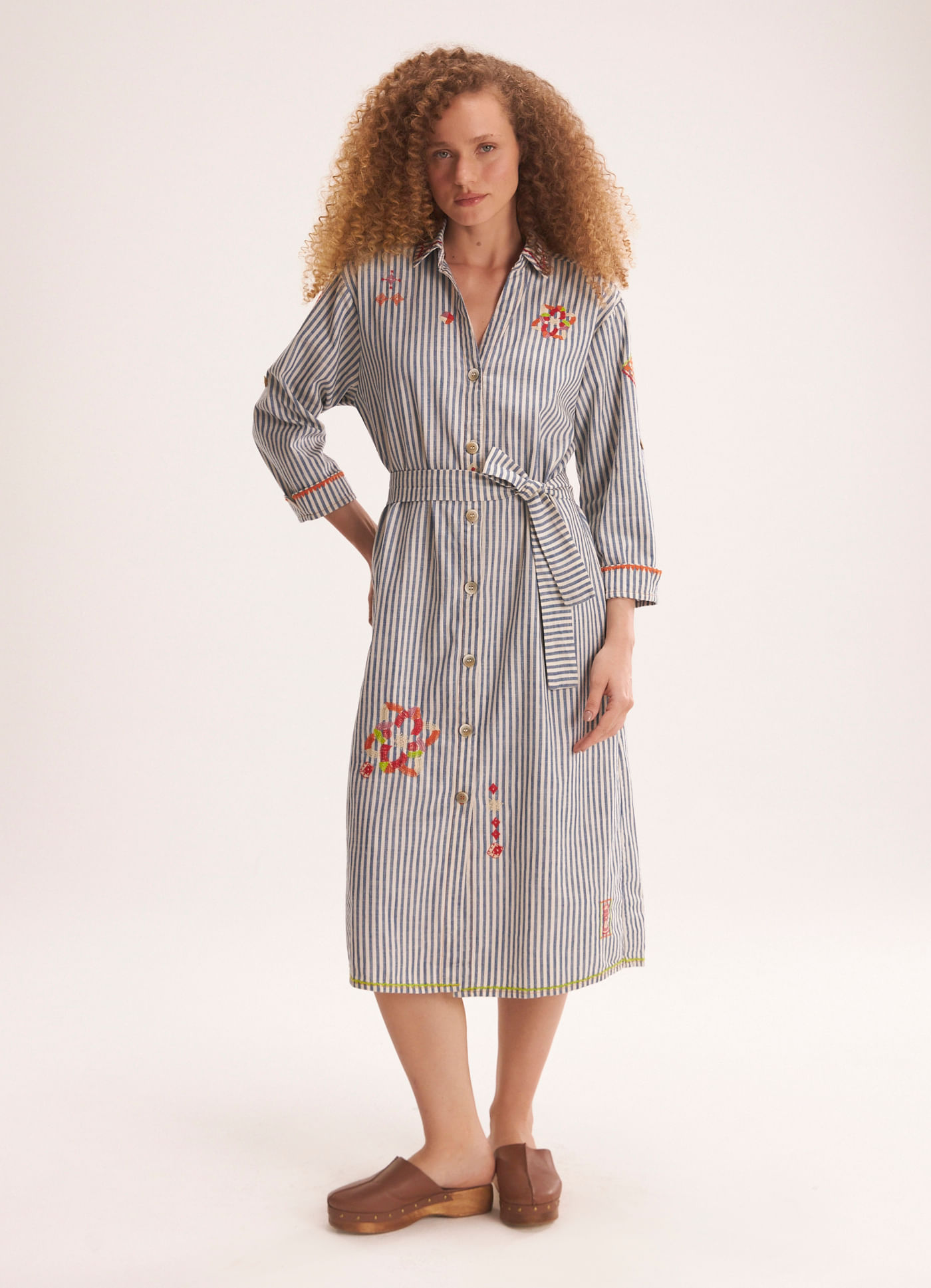 Vestido chemisier sarja listra bordado brincar