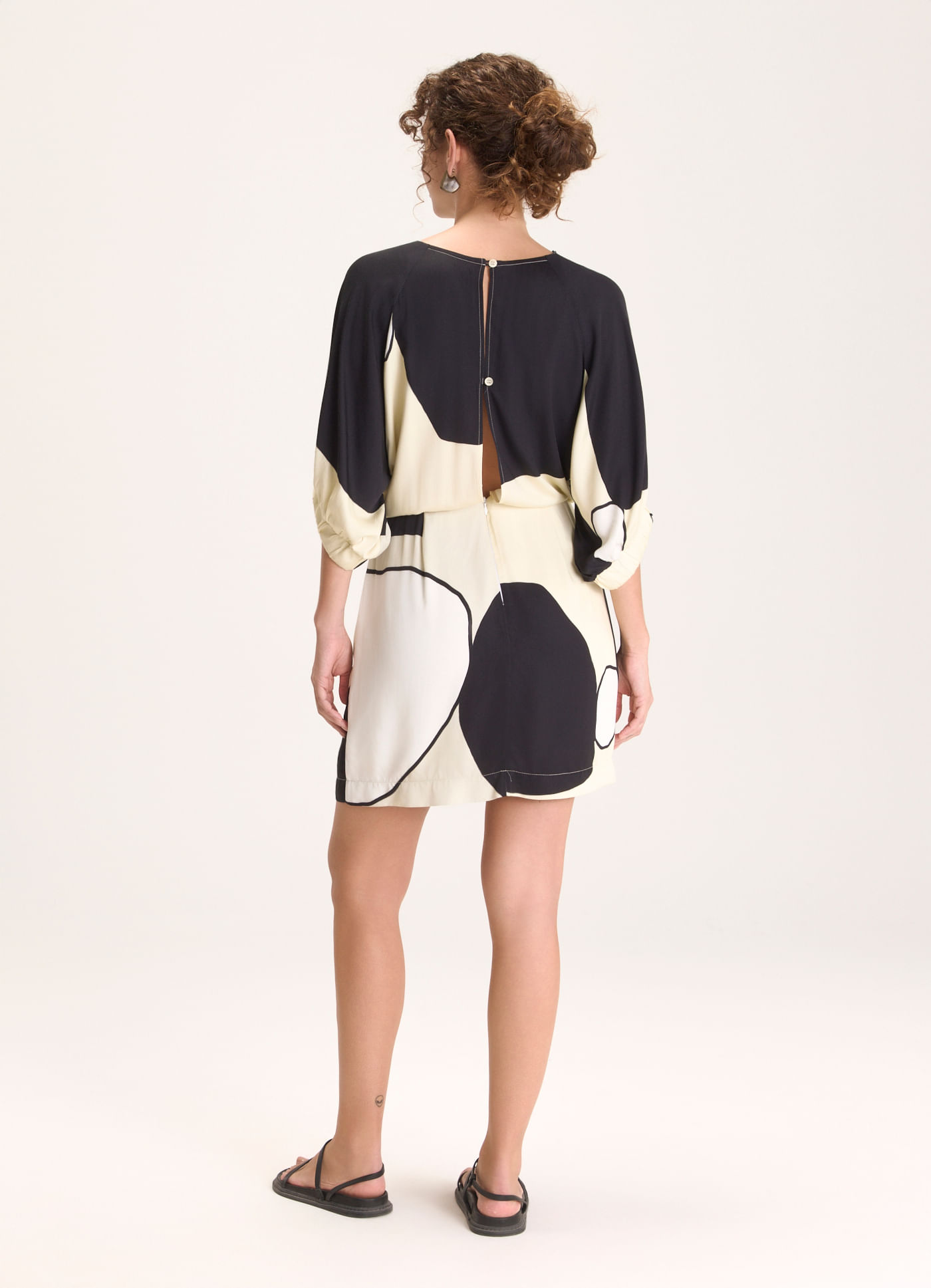 Vestido curto estampado equilíbrio