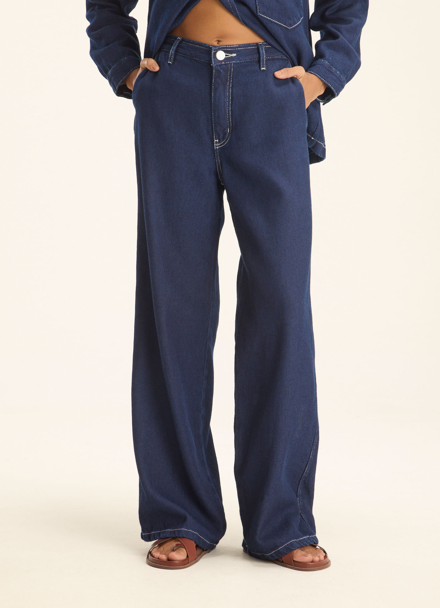 Calça reta textura jeans