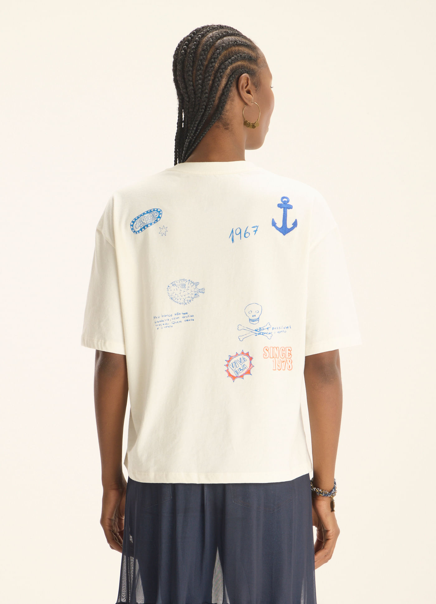 T-shirt maxi bordada além mar off white