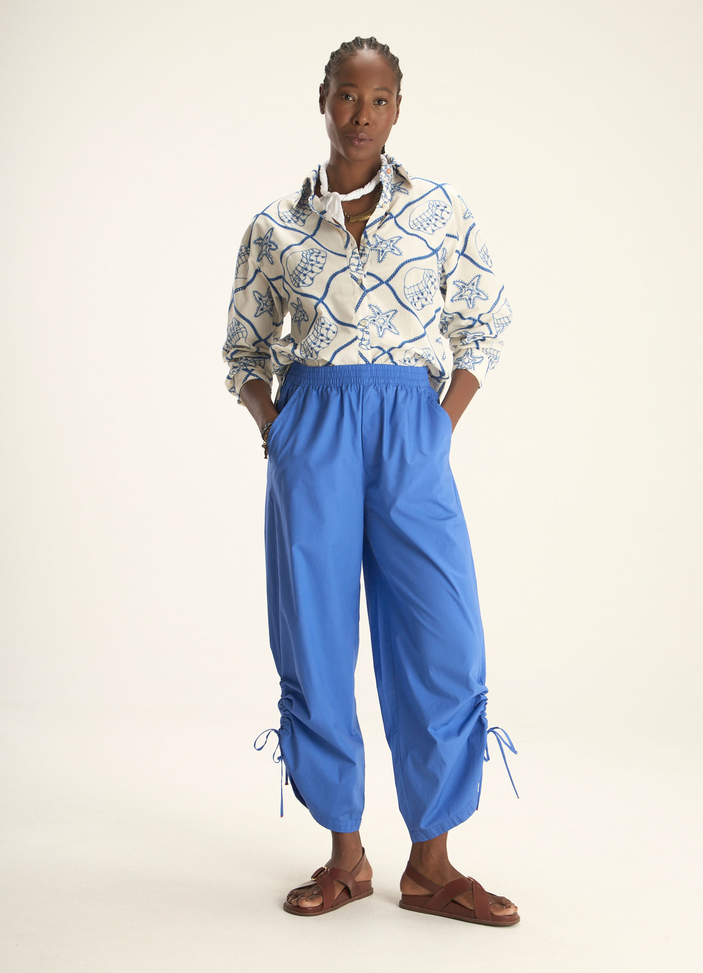Calça algodão leve empapelado azul escuro