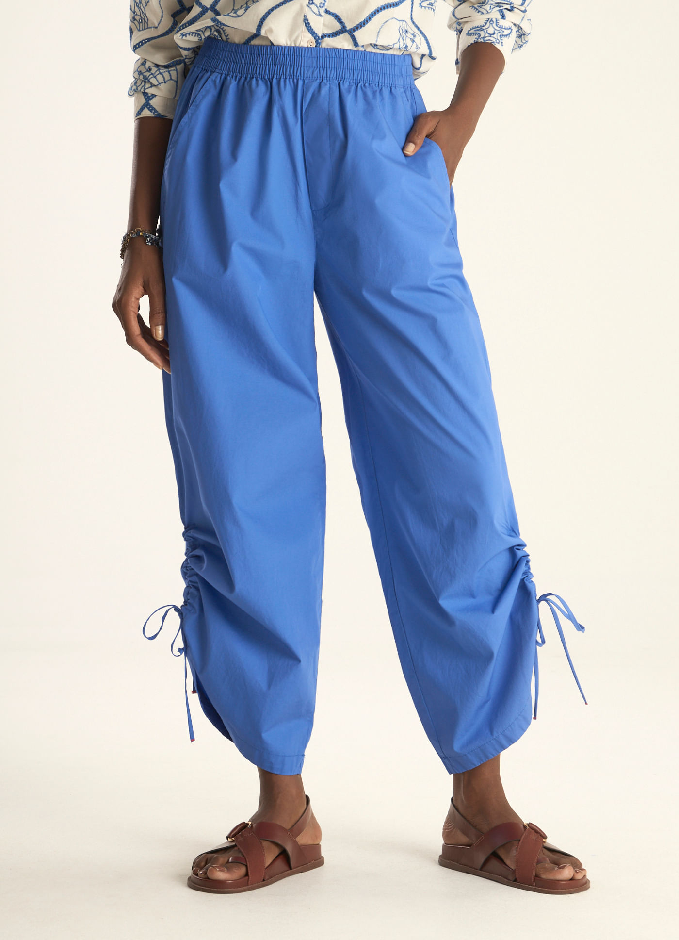 Calça algodão leve empapelado azul escuro
