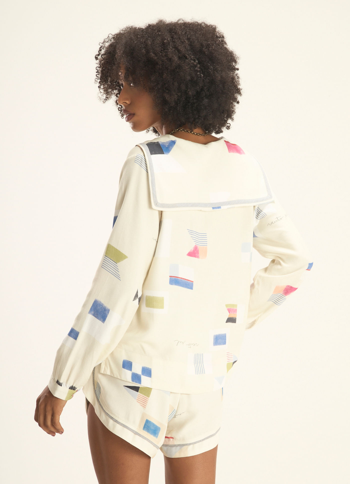 Blusa decote v est bandeirolas