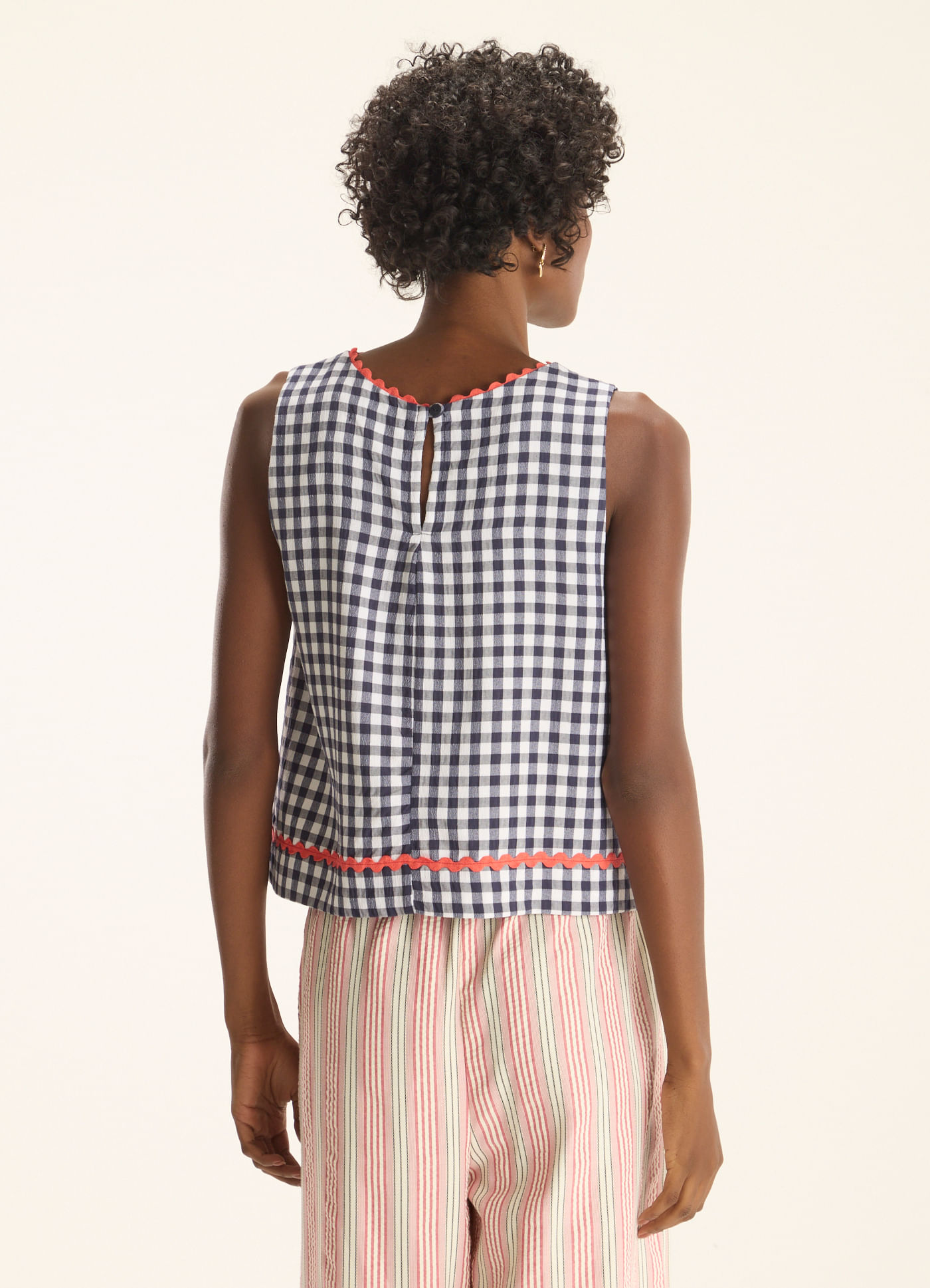 Blusa vichy bordado azul marinho
