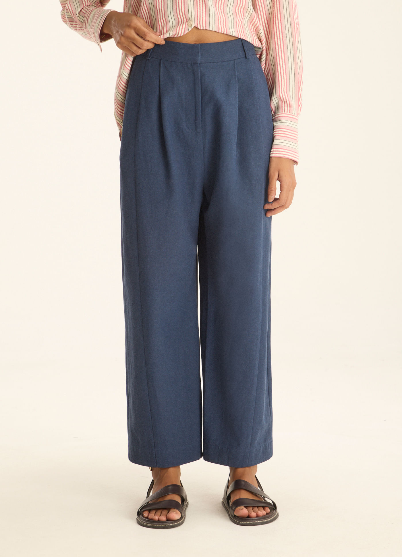 Calça barril linho alfaiataria azul marinho