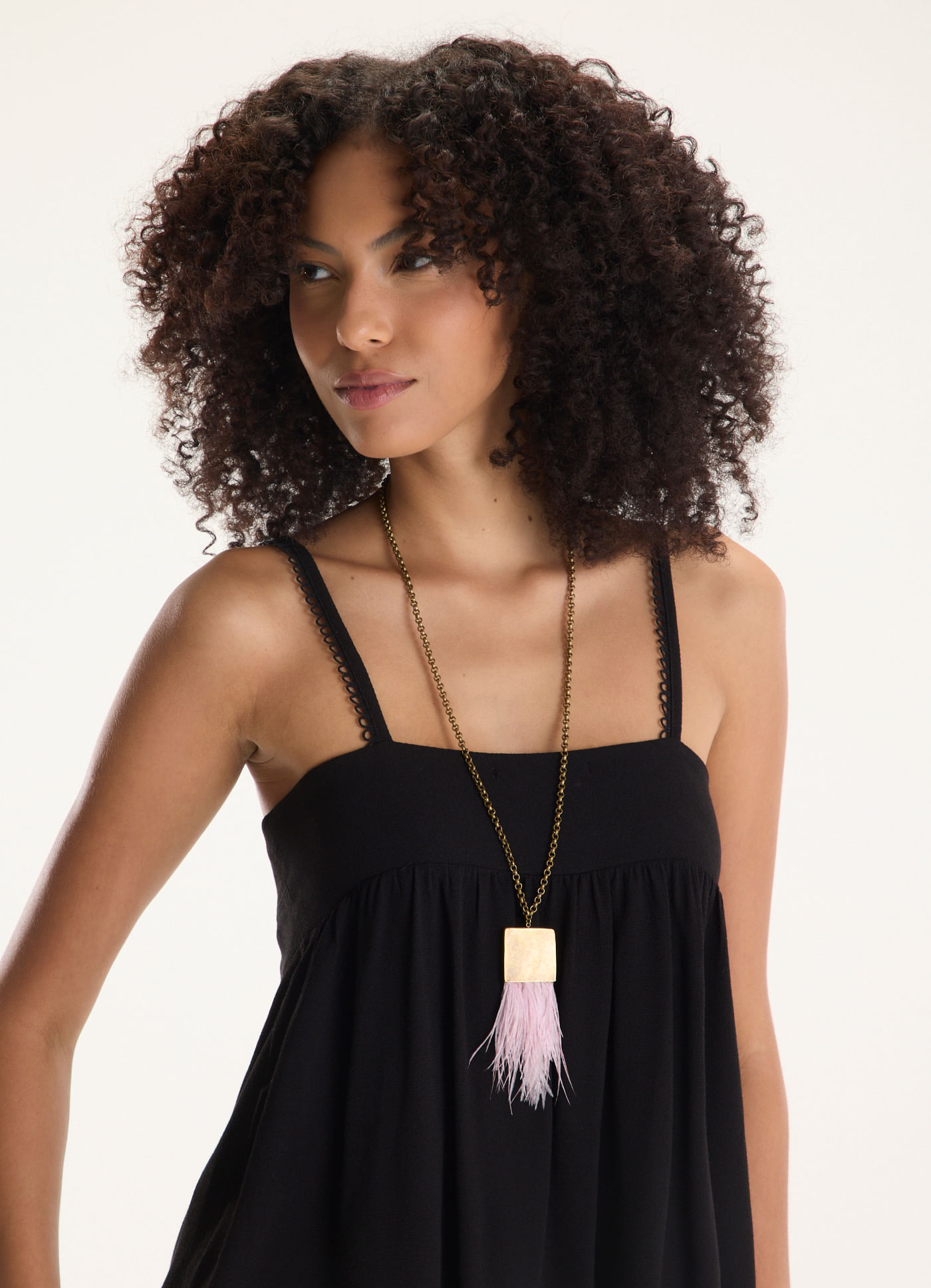 Colar metal plumas